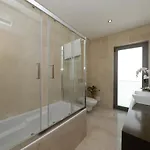 Luxury Townhouse, In Centre With Shared Pool