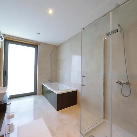 Luxury Townhouse, In Centre With Shared Pool Nyaraló *