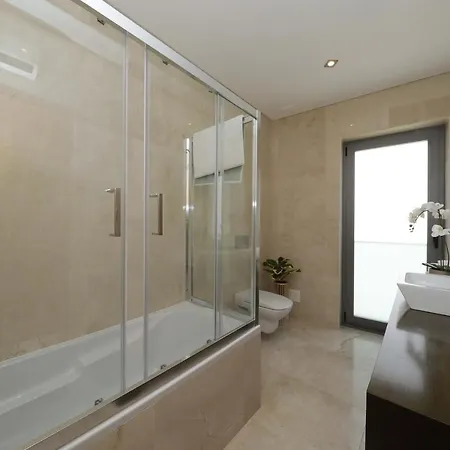 Luxury Townhouse, In Centre With Shared Pool