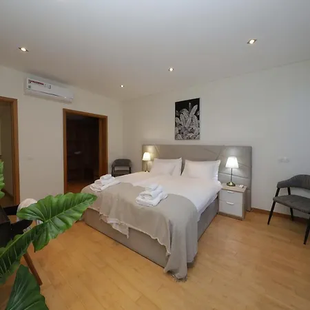 Luxury Townhouse, In Centre With Shared Pool