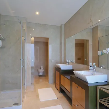 Luxury Townhouse, In Centre With Shared Pool Vakantiehuis