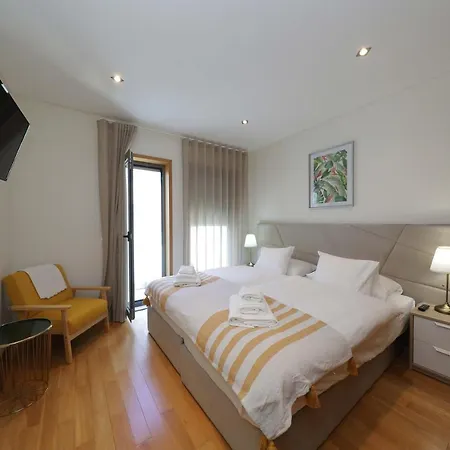 Vakantiehuis Luxury Townhouse, In Centre With Shared Pool *
