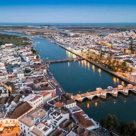 Luxury Townhouse, In Centre With Shared Pool Vakantiehuis