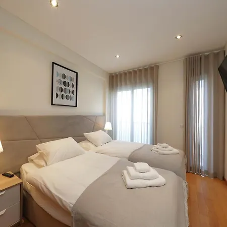 Vakantiehuis Luxury Townhouse, In Centre With Shared Pool *