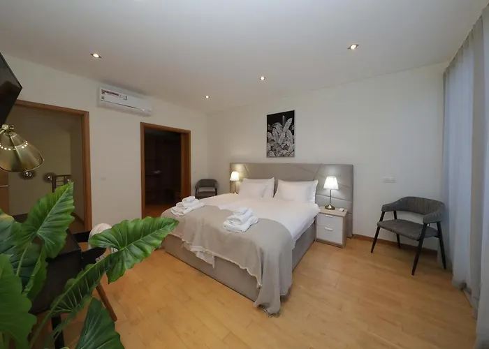 Luxury Townhouse, In Centre With Shared Pool