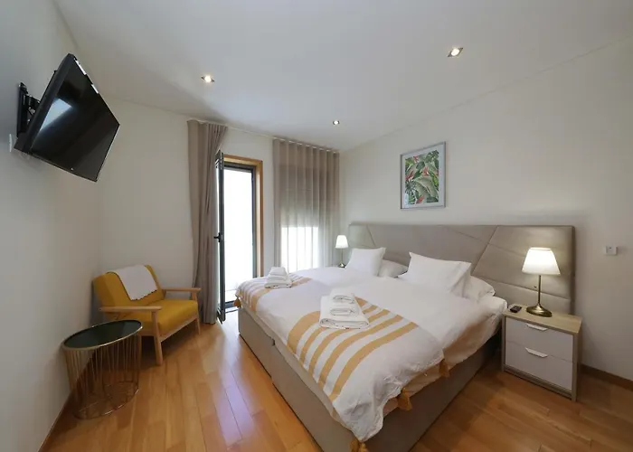 Vakantiehuis Luxury Townhouse, In Centre With Shared Pool *