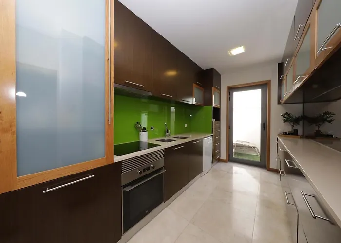 Vakantiehuis Luxury Townhouse, In Centre With Shared Pool