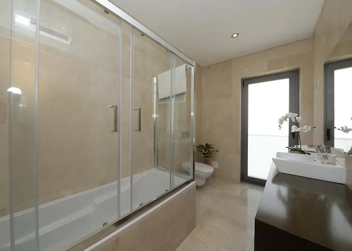 Luxury Townhouse, In Centre With Shared Pool