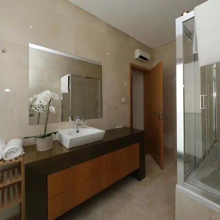 Luxury Townhouse, In Centre With Shared Pool 타비라