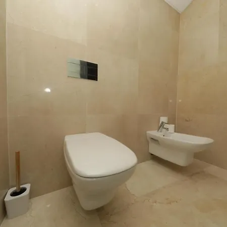 Luxury Townhouse, In Centre With Shared Pool