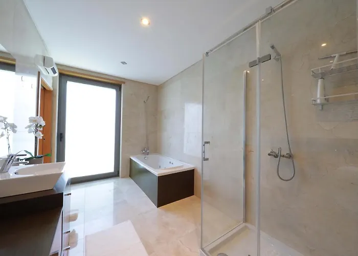 Luxury Townhouse, In Centre With Shared Pool Ferienhaus *